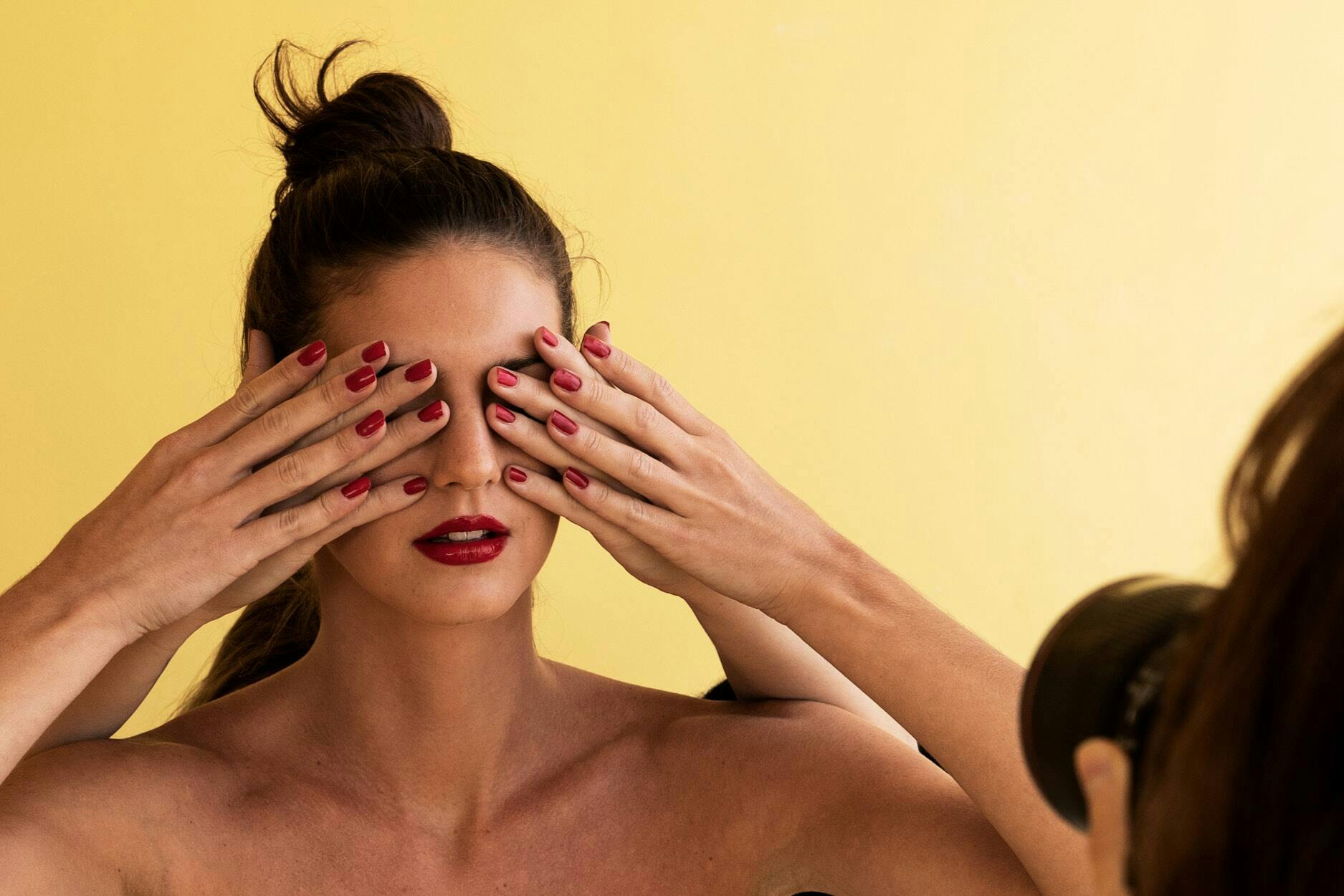 BAKOM KULISSERNA AV WONDERLAND