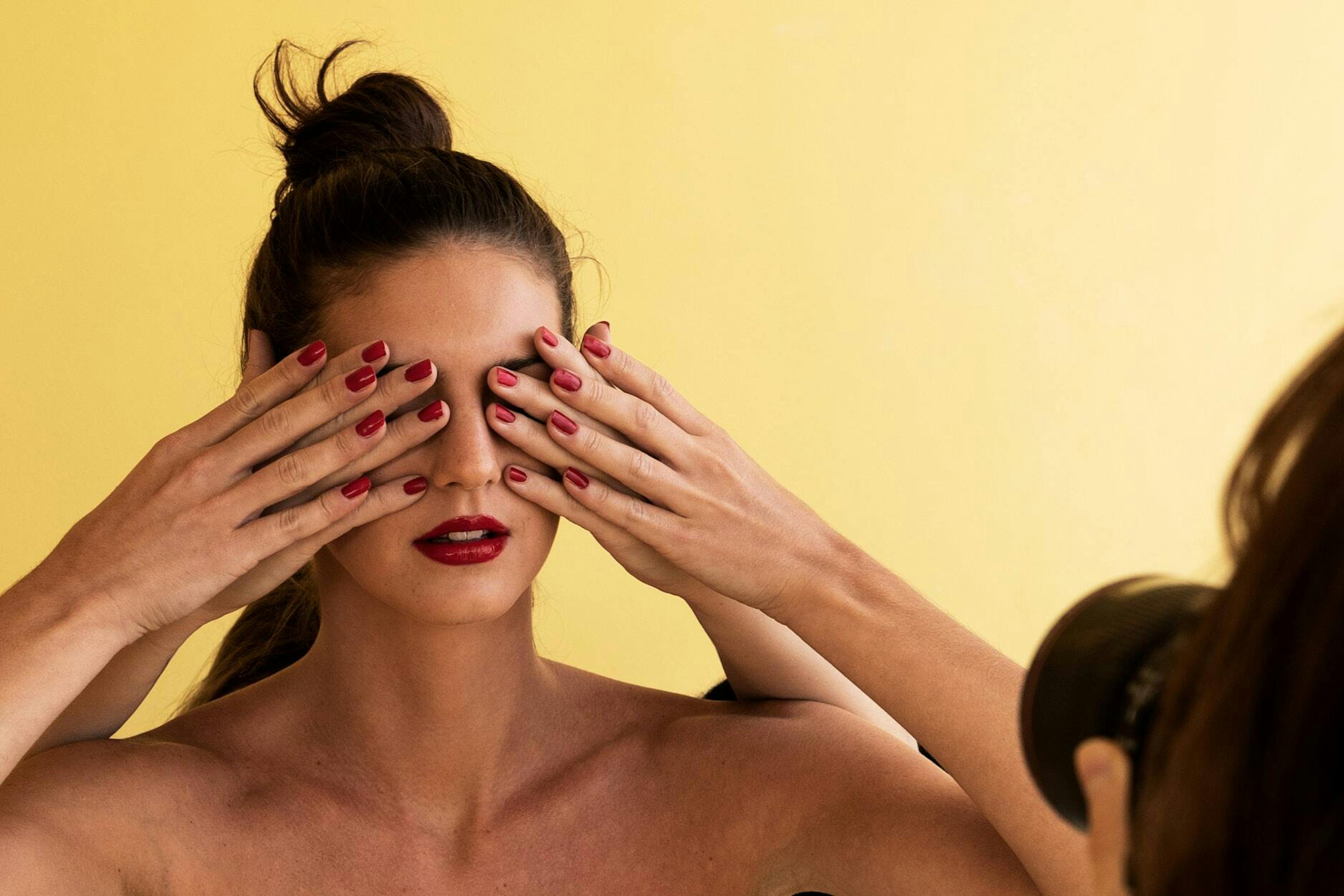 BAKOM KULISSERNA AV WONDERLAND