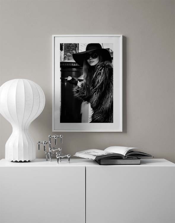Roux moersleutel dienblad Lady In The Hat Poster - Zwart-witte fashion-poster met vrouw met hoed -  desenio.nl