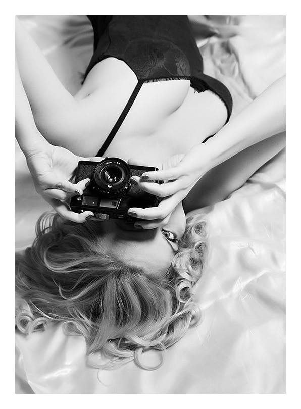 Vintage Camera Girl Print (30x40 cm)
