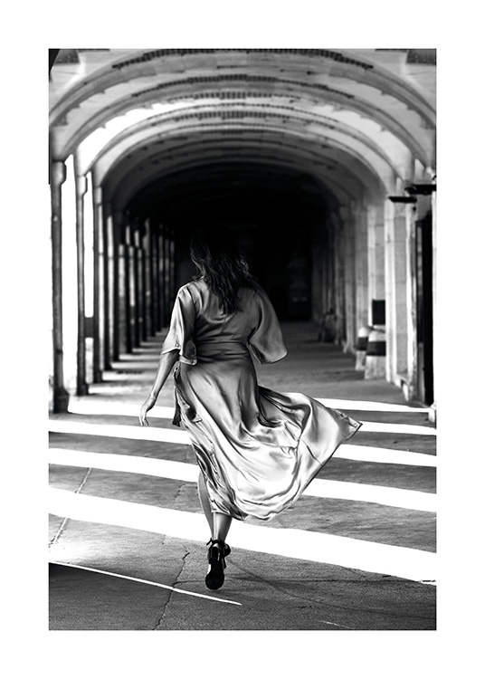 Conjugeren wijs Respectvol Running Light Poster - Parijs-poster in zwart-wit met vrouw in jurk -  desenio.nl