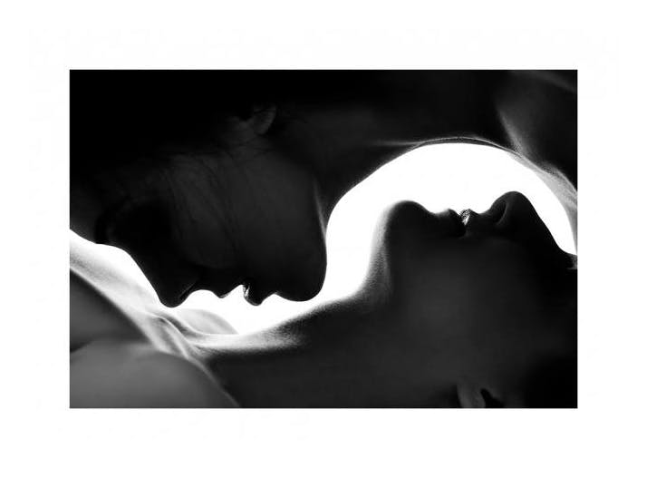 Kiss On The Neck Plakat (30x40 cm)- Czarno-białe plakaty
