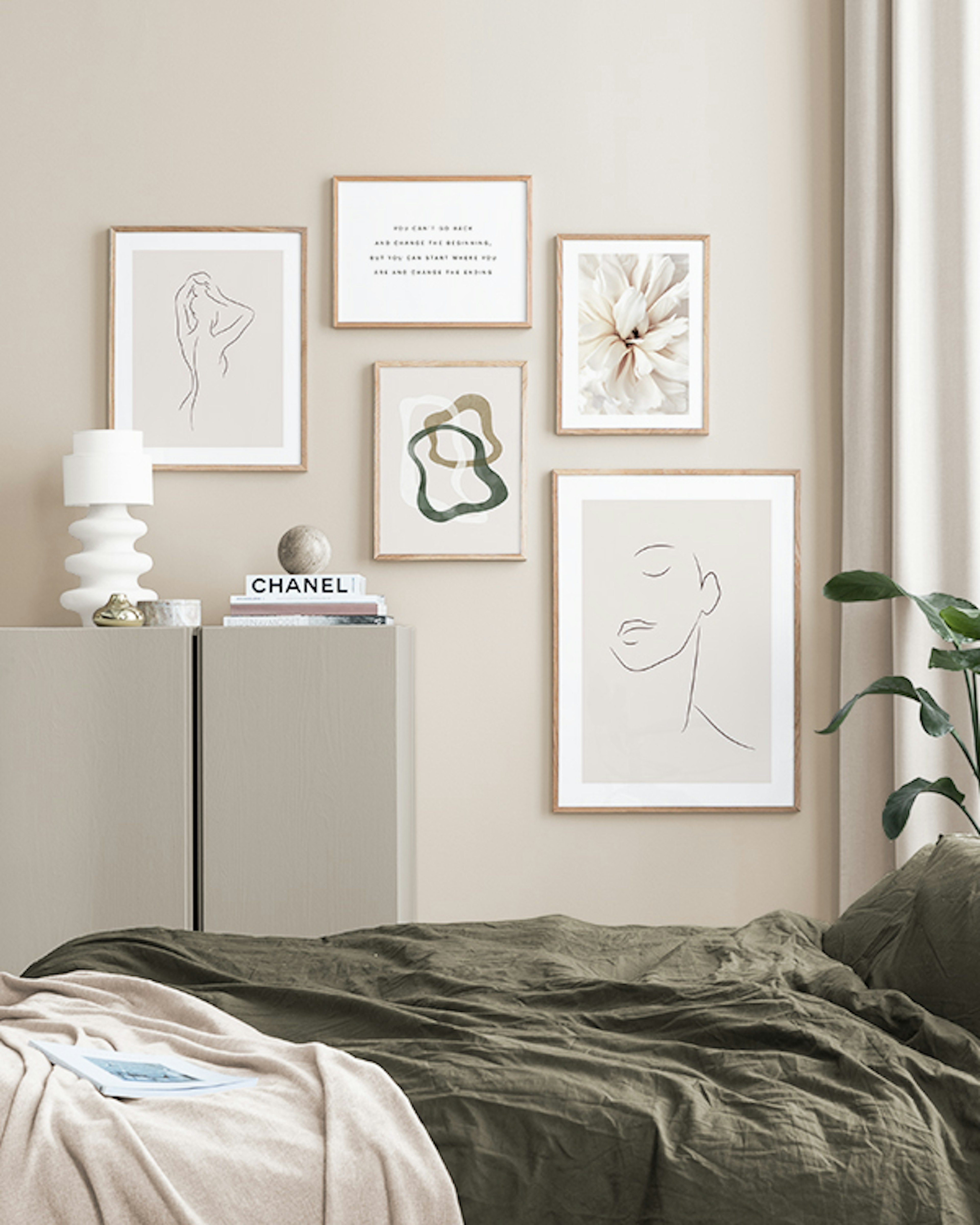 Beige And White galería de pared