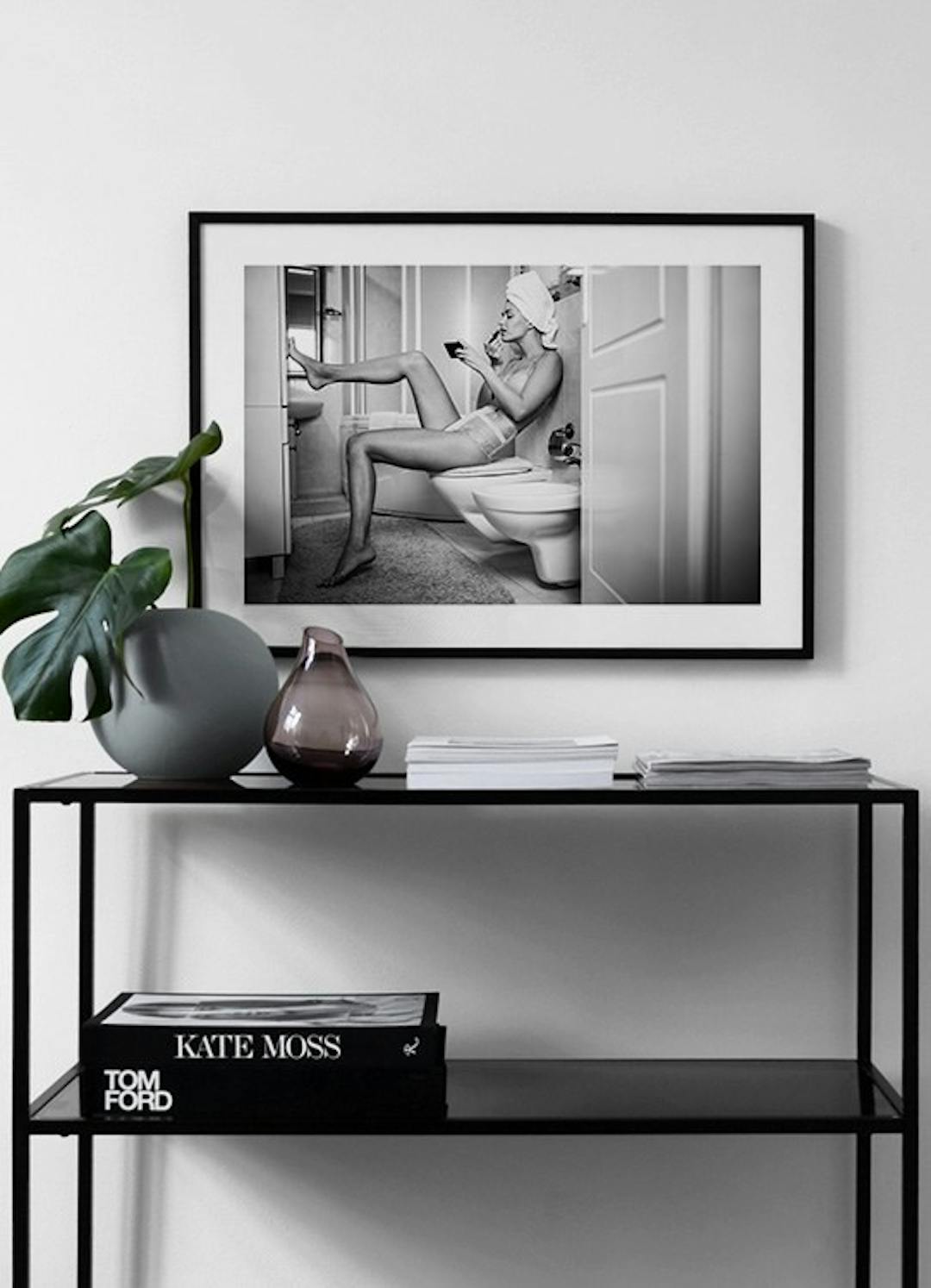 Painting Lips Poster - Woman in bathroom - desenio.co.uk