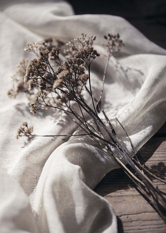 Dried Bed Poster - Getrocknete Leinen auf Blumen