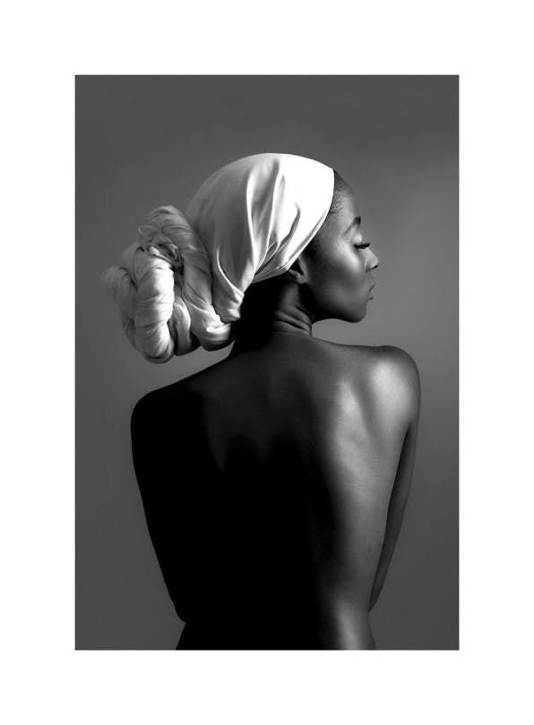 Woman in White Scarf Print (50x70 cm)