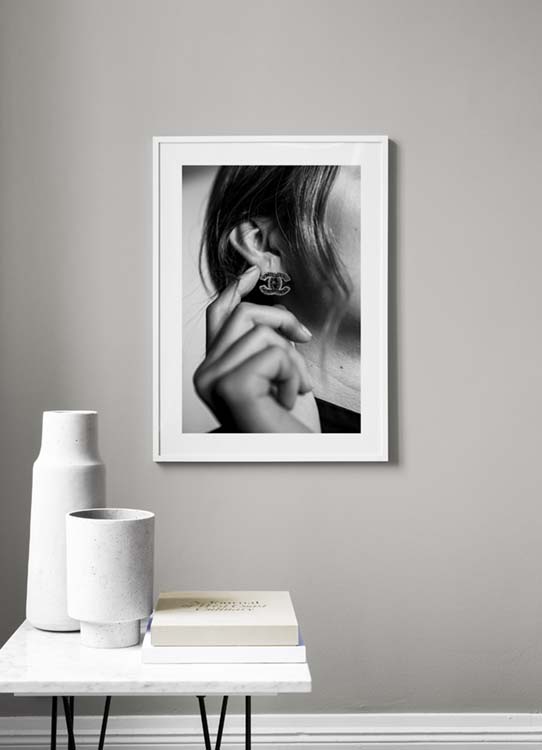 Chanel Earrings Poster - Pendiente con el logo de Chanel - desenio.es