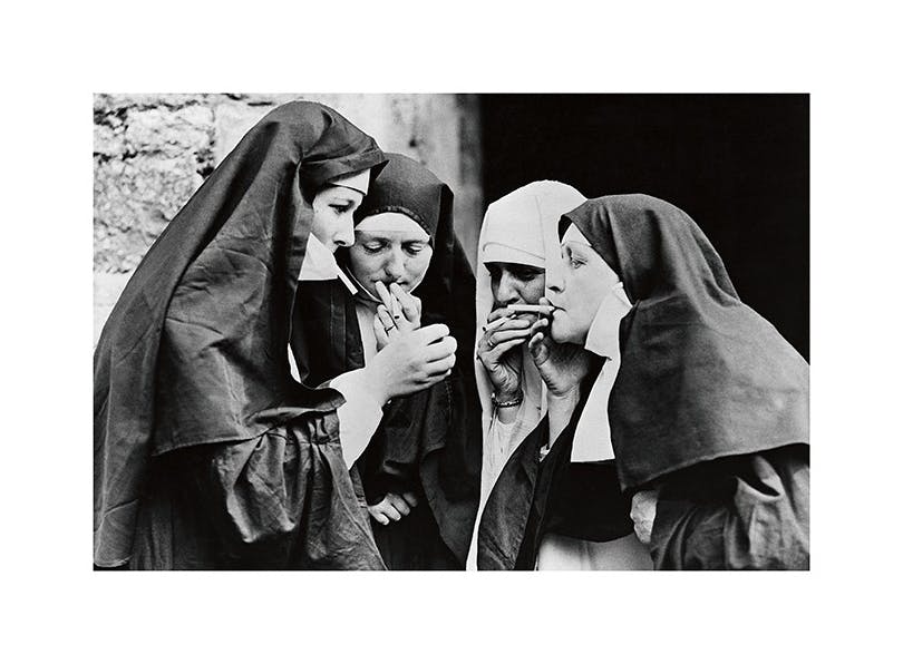 Nuns Smoking Plakat (40x50 cm)- Fotografia