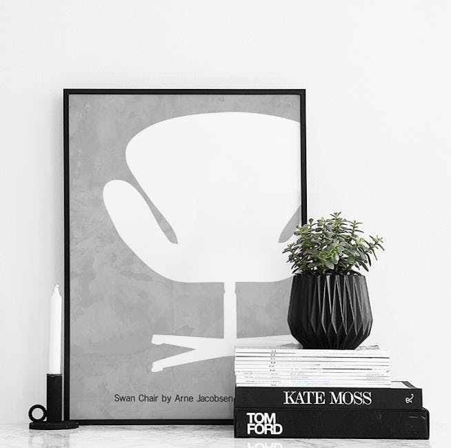 Poster mit dem legendären "Swan Chair" von Arne Jacobsen, zwei Poster im klassis
