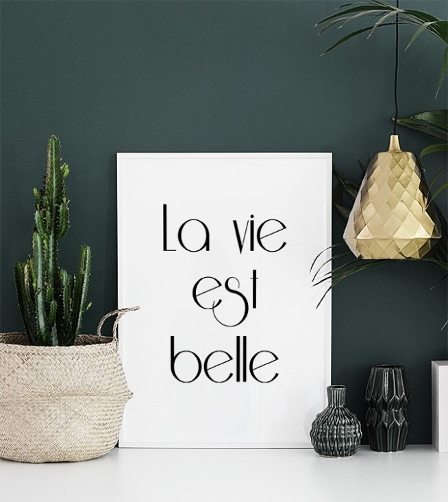 Black and white poster with text in French for elegant interior design
