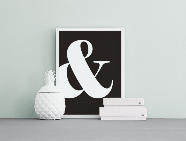 Innred hjemmet med svarthvit typografiplakat som finnes online
