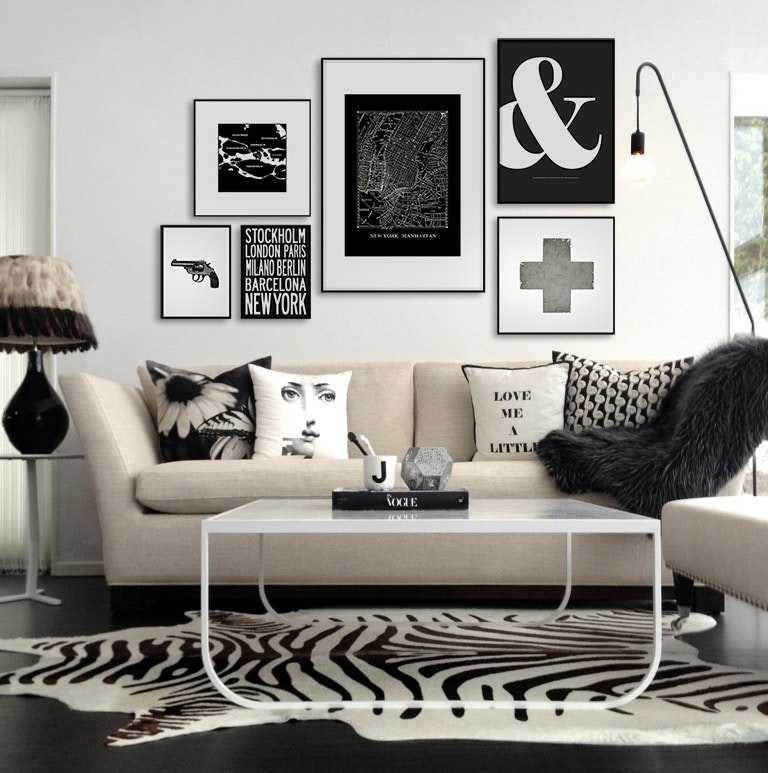Large collage with prints in the living room for a trendy interior design