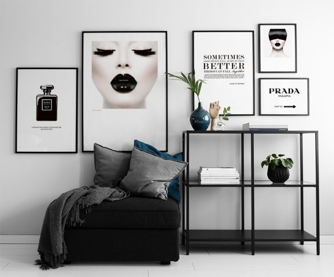 Billedvæg med modeplakater i stuen, moderne sort-hvide plakater