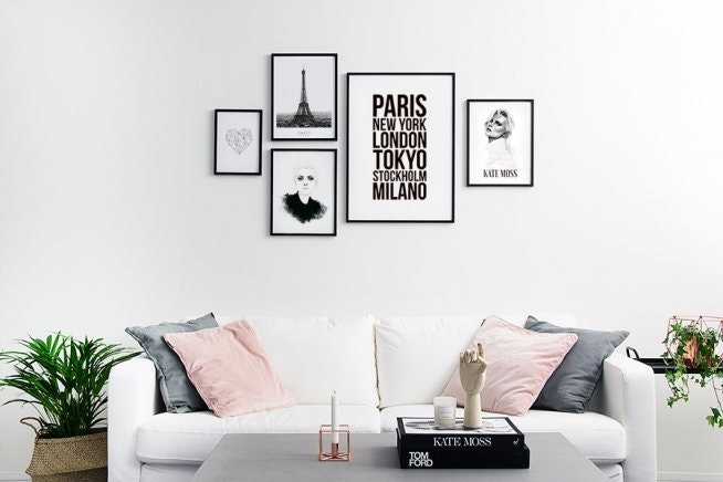 Mustavalkoiset julisteet ja taulut tauluseinässä. Eiffel-torni, Pariisi ja fashi