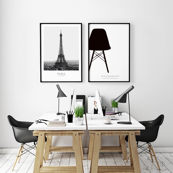 Posters met Eiffel tower en Eiffel chair boven de eettafel