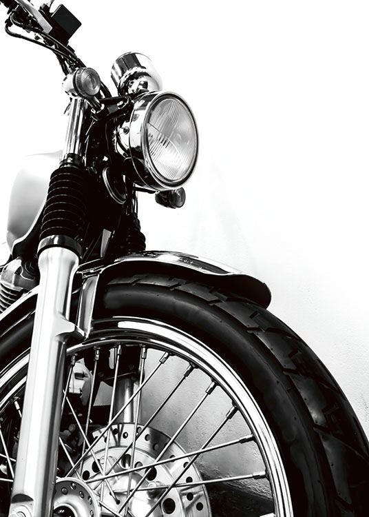 Mustavalkoinen sisustustaulu, jossa moottoripyörä, hienot ja tyylipuhtaat valoku