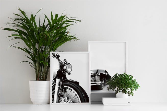 Plakater med flotte biler og motorcykler