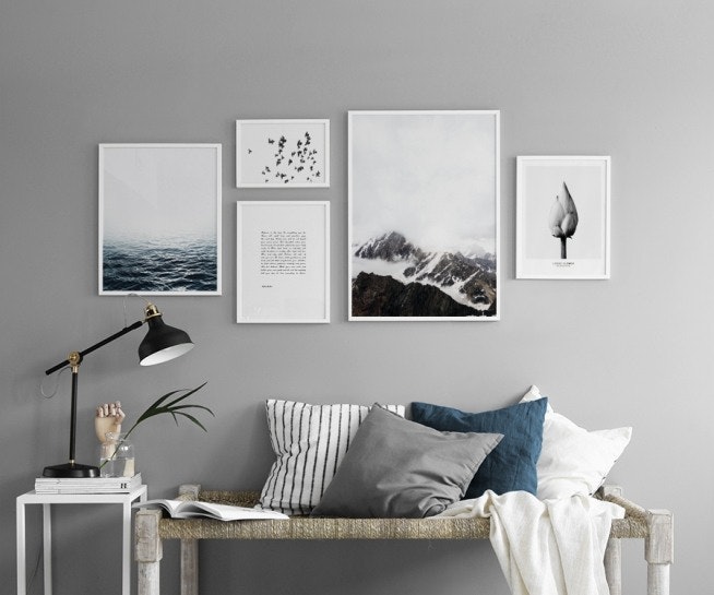 Zostava obrazov nad pohovkou v obývačke, plagáty do interiéru