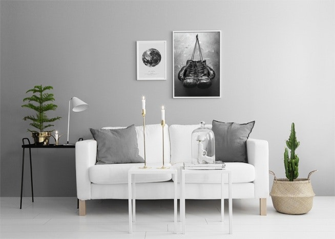 Cuadros en blanco y negro encima del sofá en un salón moderno, print en Internet