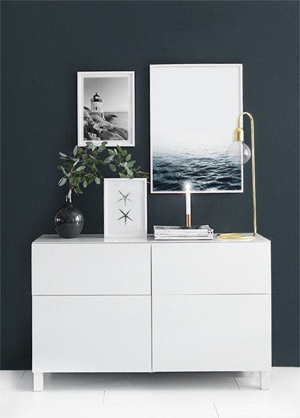 Sort-hvid poster med fotokunst, plakat med hav og fyrtårn