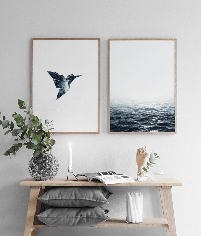 Blaue und schwarz-weiße Poster im Wohnzimmer