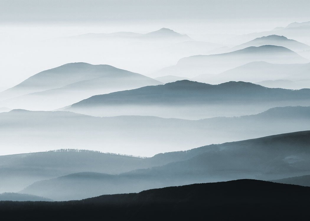 Plakat med fotokunst af bjerg og tåge, køb plakater online