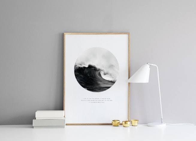 Plakat med foto av hav og poster med tekst i mindfulness stil