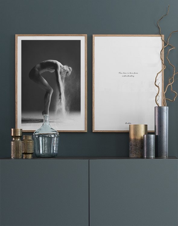 Poster und Plakate in einer eleganten Collage in einem Schlafzimmer mit heller E