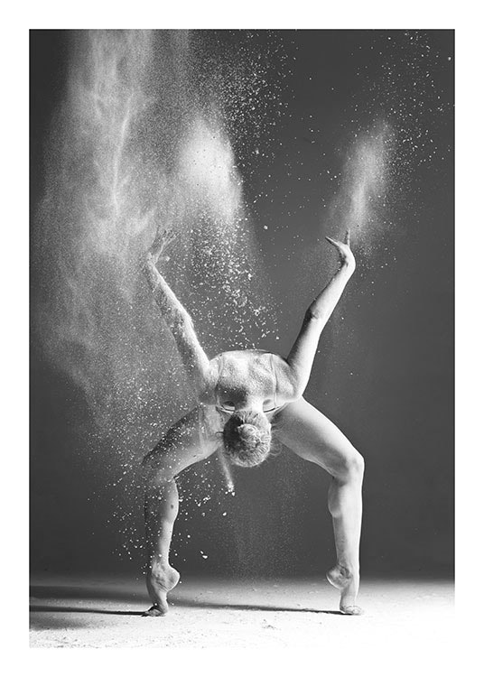 Sort-hvide plakater med fotokunst af dansende kvinde til en moderne indretning