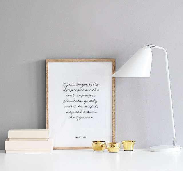 Poster med text i vacker font med citat från Mandy Hale. Passar fint i sovrum.