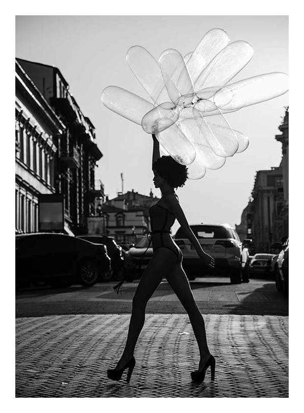 Prints - Woman Balloons Print (50x70 cm) - Black & white prints