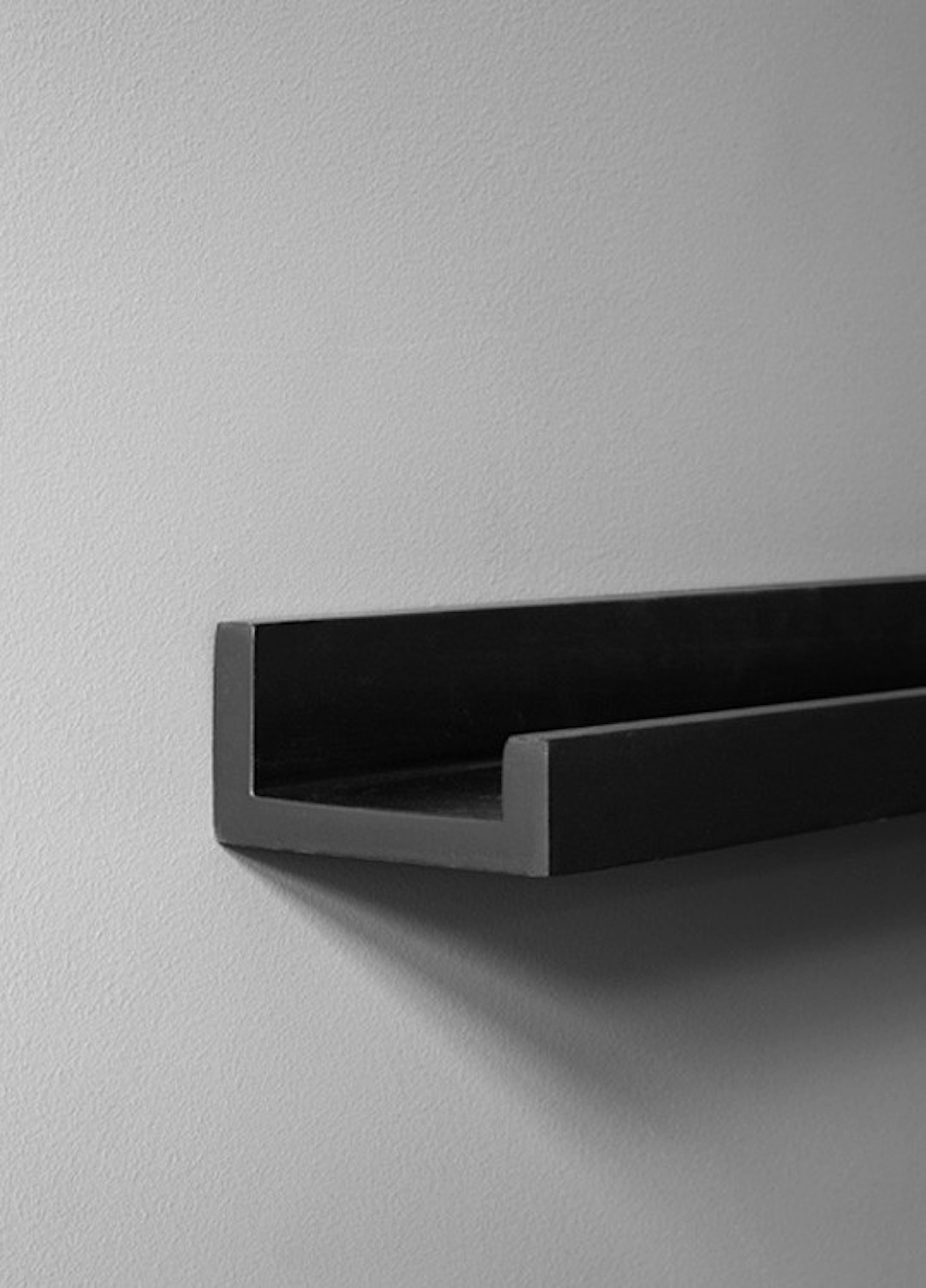 Black picture ledge (70cm - 28in)