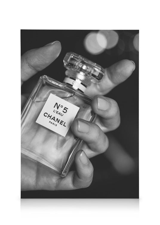 Canvas Schilderijen Carry Chanel No5 Canvas (70x100 cm - Fotolijst Eiken)