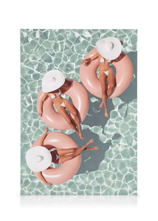 Pool Day Stampa su Tela (30x40 cm - Cornice in nero)- Foto d'arte