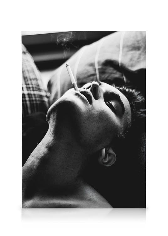 Lærredsbilleder Smoking In Bed Lærred (30x40 cm - Sort Ramme)