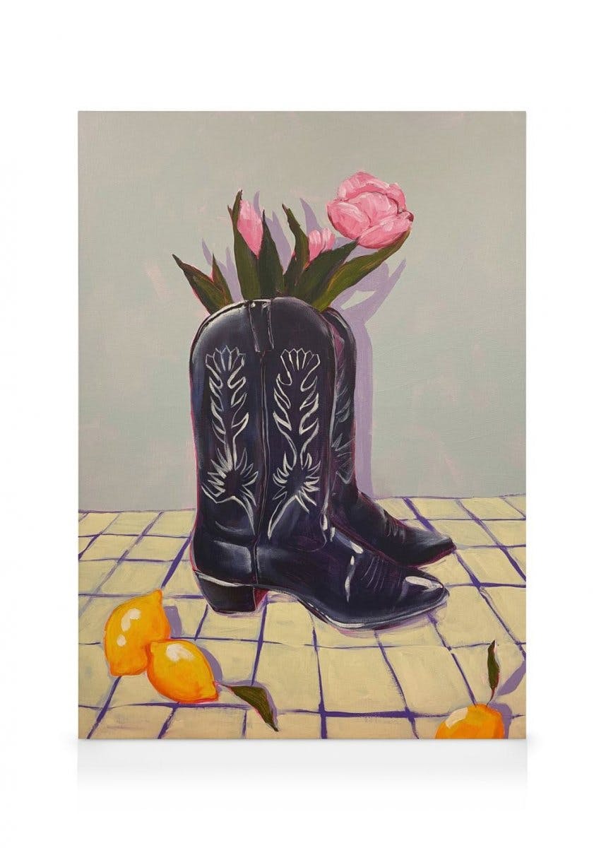 Lindsey Cherek - Still Life with Tulips in Boots Toile (30x40 cm - Cadre noir) - Artistes vedettes