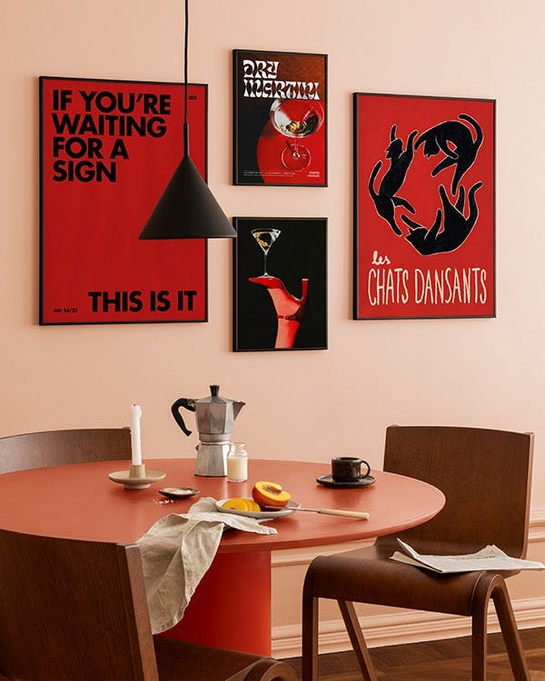 Red contrasts gallery wall (ONE SIZE)